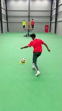 who breaks through the double barrier and finds the goal under pressure? ⚽