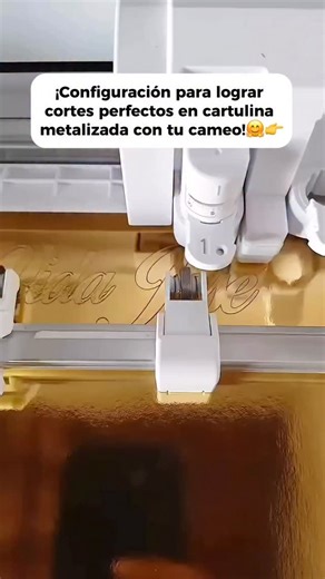 ✨ Configuración para lograr cortes perfectos en cartulina metalizada con tu Cameo ✂️ Después de probar mil ajustes, encontré el equilibrio justo de fuerza, velocidad y pasadas para que el brillo quede intacto y el acabado sea profesional 💕 Recuerda siempre hacer prueba de corte antes de enviar todo a cortar! Si quieres aprender a dominar tu Cameo paso a paso y crear papelería con acabados de lujo. Toda la info de nuestro curso online de papelería creativa con Cameo te enseñamos paso a paso desd