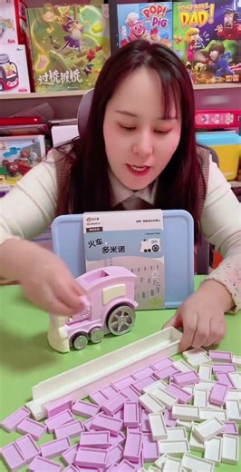 Domino train domino train domino train