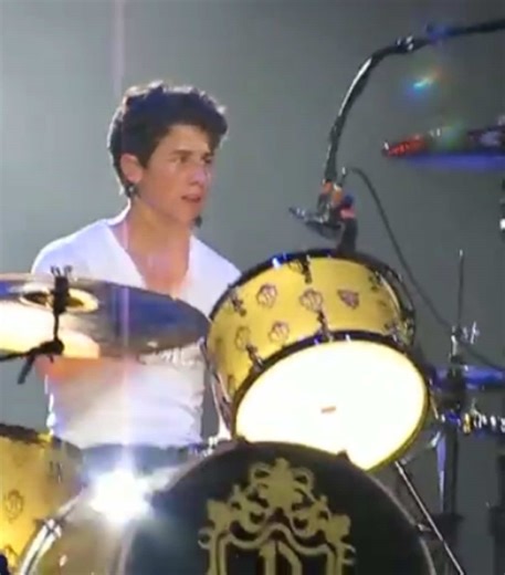 Nick on drums and Joe & Kevin on foam guns during “Live To Party” on the Jonas Brothers 2009 Tour! #NickJonas #KevinJonas #JoeJonas #JonasBrothers @joejonas @Kevin Jonas @Nick Jonas @Jonas Brothers
