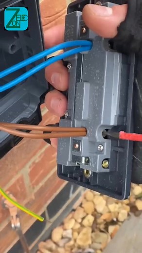 1.2M views · 3.5K reactions | Un peu de blob pour couvrir vos péchés. #electrician #installation #light #everyone #FREE #happy #world #energie #electric | Zoneleec Tools | Facebook