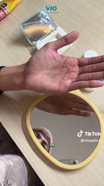 Pernah nanya atau bahkan protes kenapa eyecare professional gak pakai sarung tangan waktu pasangin lensa terapi mata minus? Ternyata ada alasannya! Simak video berikut ini ya! Anyway, kalau anak kamu minus dan penasaran soal Ortho K, yuk mulai dengan screening terapi mata minus di VIO Optical Clinic terdekat! #VIOpalingpaham