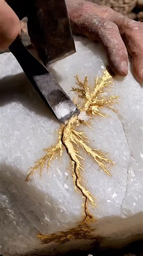 In Atlanta, the Georgia State Capitol dome is covered in 43 ounces of pure gold leaf originally mined from Dahlonega. This historic gilding, valued at approximately $120,000 today, serves as a permanent monument to the first major gold rush in the United States and the region’s rich mineral heritage. #GeorgiaGold #Dahlonega #Architecture #GoldLeaf | Gold USD