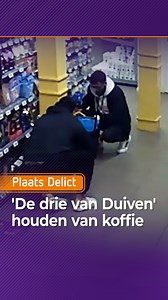 Drie mannen stelen in een supermarkt een flinke voorraad koffie. Twee van hen staan op de uitkijk en de derde man laadt dan eventjes voor 250 euro koffie in een tas. Delen = meehelpen. Tip de politie! ☎ 0800-6070 (de politie) ☎ 0800-7000 (Meld Misdaad Anoniem) Kijk hier de uitzending van Plaats Delict 👉 https://ogld.nl/oAaA Video via Plaats Delict Gelderland Deze beelden komen van het opsporingsprogramma Plaats Delict waarin Omroep GLD en RTV Oost samenwerken met de politie en justitie. | Omroe