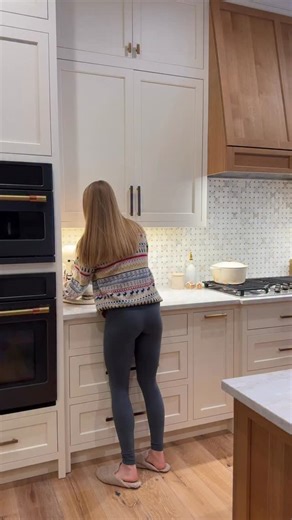 Maddie Ireland on Instagram: "only feels fitting to post this chaotic christmas cookie box vlog 2 days late 😆 everything that could go wrong…did! but it was still fun to break in my new kitchenaid and make some homemade goodies for the people i love 🎁 i did 5 cookie varieties — snickerdoodles, white chocolate apricot & rosemary oatmeal cookies, chocolate crinkle cookies, kipferls & linzer cookies🍪 lmk if you want the links to any of the recipes i used! hope you all had a merry christmas and g