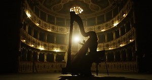 Cinematic Shot Female Harpist Playing Harp: Video có sẵn (100% miễn phí bản quyền) 1062430963 | Shutterstock