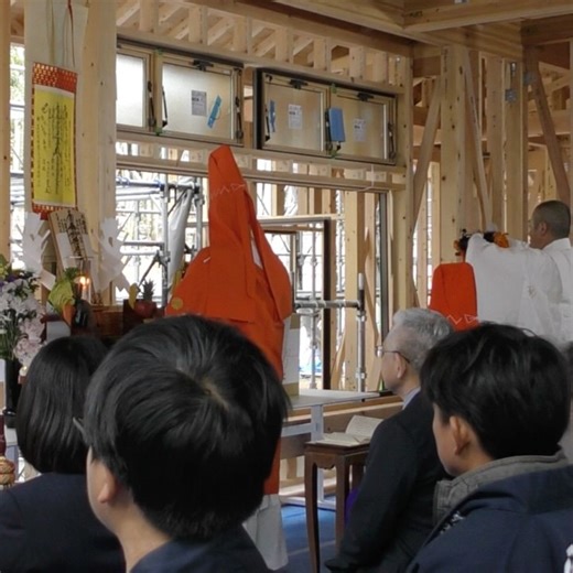 株式会社アイチケン 社寺部門 on Instagram: "本乗寺／客殿・庫裡新築工事 ◾︎木造2階建 客殿・庫裡の新築工事の安全と寺院の繁栄を祈願し、 「上棟法要」と「工匠の儀」を執りおこないました。 「工匠の儀」では みなさまと一緒に棟木をひき上げ、 工匠によって、 千年も万年も永久に堅固であるように願いを込めて、 槌打ちにより、固められます。 多くの檀家様にもご参加いただき、無事終えることができました。 社寺、文化財の施工事例はHPからご覧ください https://aichiken-jsk.com/ 耐震改修等もお気軽にご相談ください #本乗寺 #寺院 #工事 #客殿 #庫裡 #新築 #本堂 #感謝 #伝統 #祈願 #寺社仏閣 #上棟 #上棟式 #新築工事 #寺社 #寺社巡り #寺社仏閣巡り #施工 #施工事例 ＃施工実例 #施工実績 #日本建築 #伝統建築 #アイチケン"