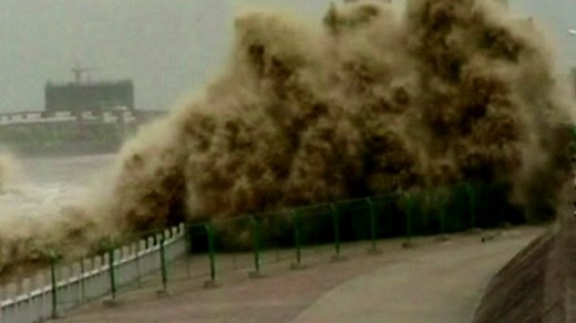 Tidal bore causes panic in China's Haining city