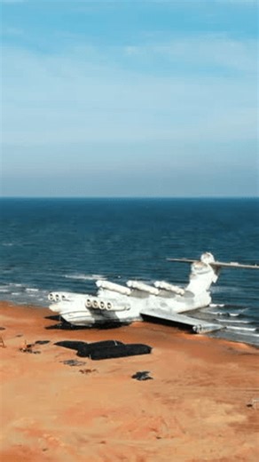clip-4014265641-aerial-view-lun-class-ekranoplan-on-sandy