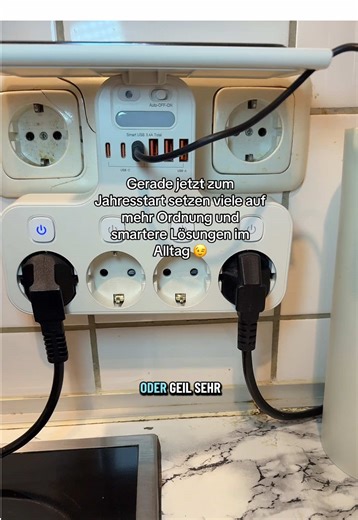 Dieser EU-Steckeradapter mit 4 Steckdosen bringt endlich Ordnung in deinen Alltag. Statt ständig umzustecken, kannst du mehrere Geräte gleichzeitig anschließen – vom Smartphone über Tablet bis hin zu Laptop oder Kopfhörern. Zusätzlich sorgen mehrere USB-Ports für schnelles Laden direkt an der Wand, während die einzeln schaltbaren Steckdosen Strom sparen und volle Kontrolle bieten. Das integrierte dezente Nachtlicht ist ideal für Schlafzimmer, Flur oder Kinderzimmer und macht den Adapter zu einer