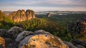 Mein erster kompletter Zeitrafferfilm von 2016. Die Aufnahmen zeigen hier vorwiegend den Frühling und dem Frühsommer. Ein wirklich tolle Jahreszeit. Den Film könnt ihr gern teilen. Für eine bessere Qualität drückt ihr den HD Knopf. | Elbsandsteinbilder