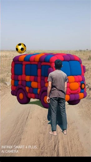 The mascot vibrato assistant Bus placed on the football field is popular, co-produced, and creative