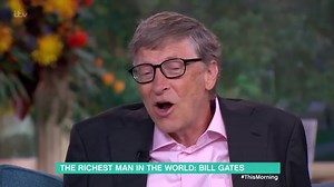 No, imagen viral no presenta a Bill Gates “entregando un cheque a una periodista”
