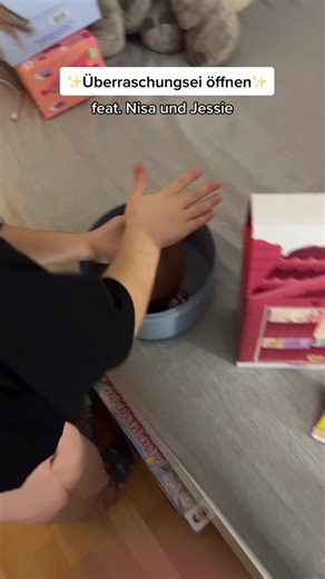 Überraschungsei Moment mit Jessie und Nisa
