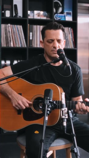 A AT One é a rádio da Technica House NYC, onde a Audio-Technica recebe artistas para performances intimistas e cheias de autenticidade. No espaço, tudo é captado com equipamentos profissionais da AT — como no set exclusivo em que Marc Roberge (O.A.R.) tocou “Is What It Is”.