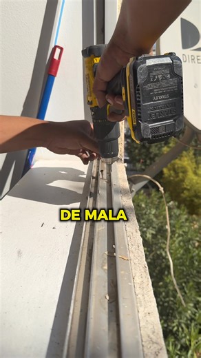 Las ventanas de PVC con termopaneles son un tipo de ventana que combina la durabilidad y resistencia del PVC (policloruro de vinilo) con la eficiencia térmica v acústica de los termopaneles. Características de las ventanas de PVC con termopaneles: 1. Marco de PVC: El marco de la ventana está hecho de PVC, un material duradero y resistente a la corrosión y el desgaste. 2. Termopaneles o Termoscustico: Los termopaneles son paneles de vidrio doble o triple que están separados por un espacio de aire