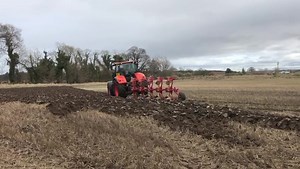 Kubota M7152, four cylinder tractor & PÖTTINGER five furrow plough working in heavy conditions. 💪 | Cc Powell Ltd