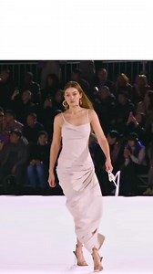 Gigi Hadid是個完美模特。 不但是因爲她的大膽和堅韌，還因爲她有著吸引目光的才華。 她只需要一個動作就讓看到她的人目瞪口呆。 成爲了她在舞臺上的經典動作。🔥 | 哈利路亞