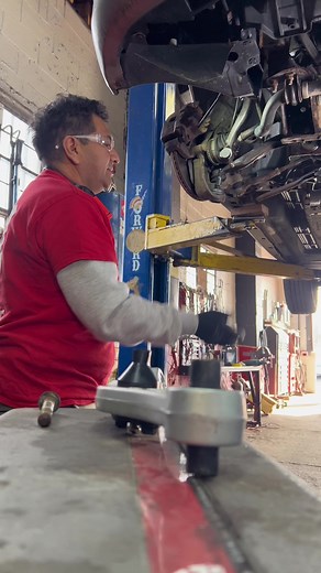 1.3M views · 7.2K reactions | PARTE 2 . Cómo cambiar Ball Joint #tips #mechanic #reelsviral #virals #mecanica #fypシ゚ #asmr | Luis El Mecánico | Facebook