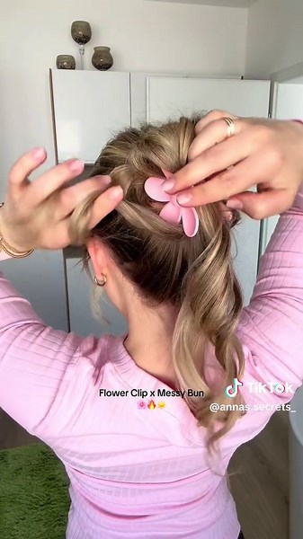 Level 🆙 your Messy Bun with a Flower Clip🌸🔥💕 . . #messybun #clawcliphairstyle #flowerclip #springhair #summerhair #easyhairstyles #hairreel #hairstyleoftheday #hairlove #blondhair #fancyhair #beautifulhair #frisur #frisurentrends #hairstyletrends #viralhair #badhairday #hairtok #hairstyletutorial