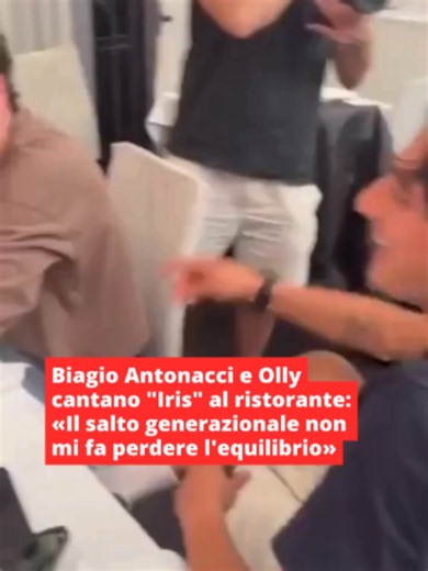 Nessuno avrebbe mai immaginato di trovare, allo stesso tavolo, Biagio Antonacci, Olly e il produttore musicale Juli. E la sorpresa aumenta se, il trio, inizia a cantare e a suonare con le chitarre le note di “Iris”, una delle canzoni più celebri e amate del panorama musicale italiano. Ma è ciò che è accaduto all’interno di un ristorante, dove i tre artisti si sono ritrovati insieme per una cena e si sono lasciati trasportare dalla musica.⁠ A documentare il tutto è stato lo stesso Biagio Antonacc
