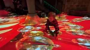 Holiday exhibit dazzles viewers in New York