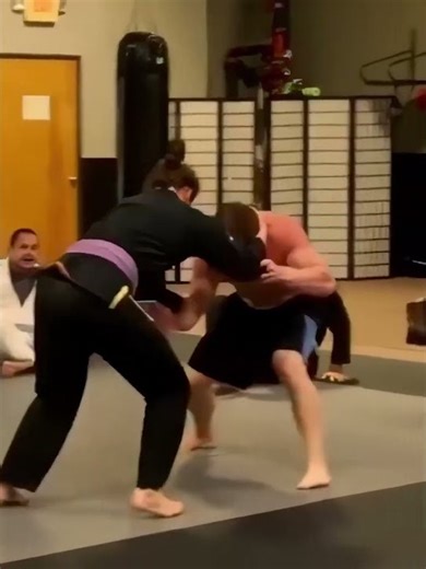 The bodybuilder ran into a jiu-jitsu coach! #ufc #mma #boxing