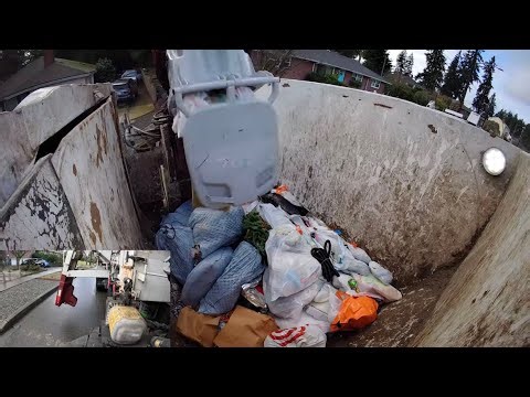 Side Loader Crushing Garbage and Packing Out