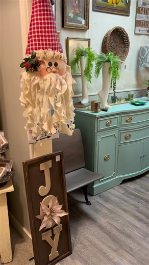 The Mix is having a Christmas Open House today from 10-8, Saturday 10-5 and Sunday 12-4! Check out The Painted Owl booth! What a beautiful table set and gorgeous buffet! #themixvintageandnewmarketplace | A Corner Cottage