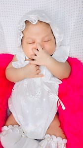 MasyaAllah sak sekek dedare k sibuk bfto foto dirik , sak sekek bajangan k sibuk ngidung😭😄 | Mala Kustika Dewi