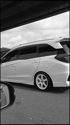 Modifikasi Mobil Honda Mobilio: Varian Jepang Racing Look