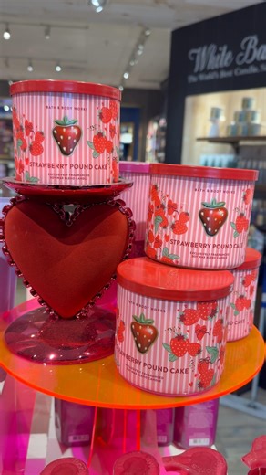 ‪@bathandbodyworks‬ All New Strawberry Pound Cake Collection 🍓