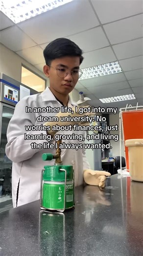 Azim Mustaqim Hashim on Instagram: "In another life… I got into my dream university. Tak perlu risau pasal duit, tak perlu stress pasal bayar yuran, no juggling kerja part-time just to survive. It’s just… pure learning. Pure growth. Pure happiness. Wake up every morning excited for class. Surrounded by people yang inspire me. Living that “ideal student life” I selalu imagine. BUT THEN… I realise something. Kalau sekarang bukan rezeki aku untuk dapat semua tu, maybe Allah simpan something bigger.