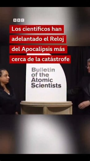 Club de lectura Vigo on Instagram: "El Reloj del Apocalipsis (Doomsday Clock) es un símbolo creado en 1947 por científicos del Bulletin of the Atomic Scientists para mostrar lo cerca que está la humanidad de un desastre global, como una guerra nuclear o una catástrofe ambiental. La medianoche representa la destrucción total, y cuanto más cerca está el reloj de esa hora, mayor es el riesgo percibido. Se actualiza regularmente según amenazas políticas, tecnológicas y ambientales. . . . . . . . . .