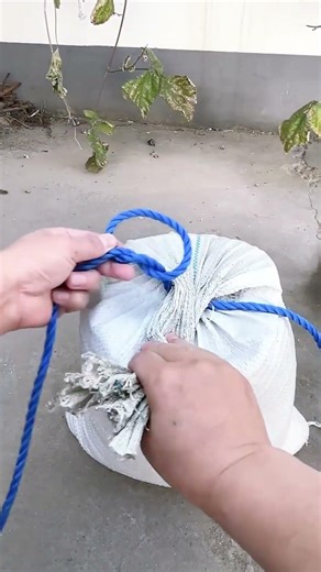 Technique for tying sacks to make them easy to lift #tying #sacks #technique #lift