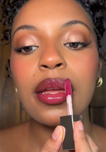 New year, same Fenty lip combo 💋 @Mia Moore lines & defines lips with Trace'd Out Pencil Lip Liner in 'I Woodn't' and tops it with Gloss Bomb Universal Lip Luminizer in 'Fuchsia Flex' 💅🏽💅🏿💅🏻 This is the neutral brown & shimmering holographic deep fuschia #lipcombo of our dreams that feels as good as it looks 💖 Cop ya #FentyLipCombo at @Ulta Beauty, @sephora, @sephoracanada, Sephora at @Kohl’s, the #fentybeauty site and globally! 🎀