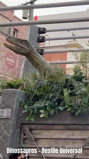 Dinossauros - Desfile Universal #dinossauros #dino #dinossaur #jurassicworld #jurassicpark #trex