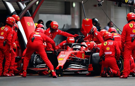 How much does an F1 pit crew member earn?