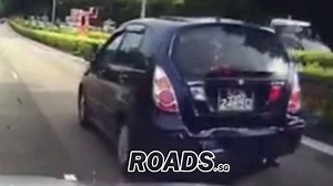 Beware! SGN2489D alleged accident scam with a sudden stop at highway causing chain accident. The scammer could use the speed camera ruse when filing the accident report. Credit: 明健石林 Three things we can learn from this accident: 1) Scammers are real or car in front can stop for no good reason at all. 2) Safety stopping distance and paying attention further up front than the car in front is a good defensive driving skill. 3) Swerving to avoid an accident is NOT advisable and might get your drivin