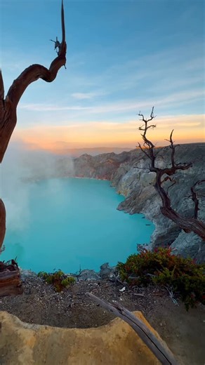 Mélanie Ba on Instagram: "Can you believe Java is only one hour from Bali and all you need is 4/5 days to see all of this ?! 📖 After weeks exploring, I make it easy for you : I created a Java Travel Guide with itineraries, secret spots, photo locations, local contacts, hotels and restaurants ! It will save you so much time, energy and money while making your trip unforgettable : 👉 Comment “lava” and I’ll send you the link to grab your guide! _________ 🇫🇷 Tu te rends compte que Java est à se