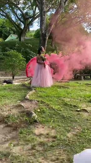 Bengalas de humo en fiesta de quinceañera