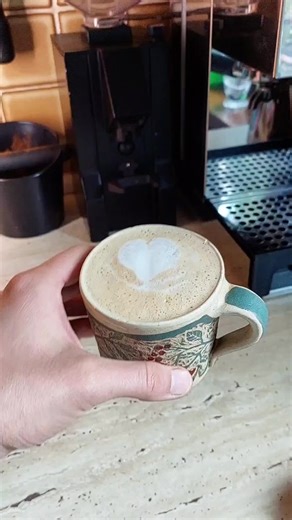 Máte velké bubliny v cappuccinu? Návod na cappuccino a latte art doma. Nedaří se vám našlehat mléko do cappuccina? Pěna má velké bubliny a nejde s ní vůbec kreslit. Většinou bývá chyba v tom, že trysku máte příliš vysoko nad mlékem. Při šlehání tam jde příliš vzduchu a vytváří se vzduchová pěna. Tady je pár baristických tipů: Zkuste dát trysku těsně pod hladinu mléka, asi 1 cm od pkraje konvičky a do úhlu 45° s mlékem. Jakmile se vám začne vytvářet vír, tak víte, že máte vše dobře. Měli byste sl
