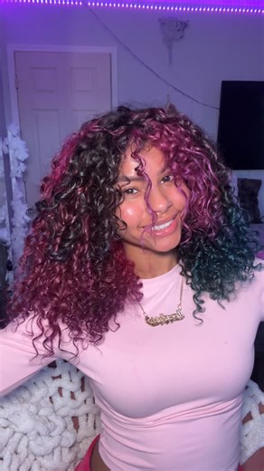 ꧁ 𝒜𝓃𝓃𝒶 ꧂ on Instagram: "Breaking down my entire curly hair routine only naming the products I’m using 🤭✨ likeee let’s cut straight to what we all wanna know 😂 Products used🫶🏽: @glitzandglam._official bling spray bottle ✨ @hairitagebymindy damage recover leave in treatment & hair oil 💞 @tangleteezer brush 💜 @kristinesshair leave in conditioner & microfiber towel💋 @notyourmothers curl talk cream & flash freeze gel❄️ @paulaschoice peptide plumping balm 💖 @evahairnyc pink diffuser 💨 #be