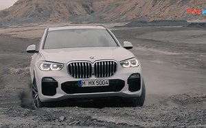 全新宝马BMW X5 drifting on the dirt track