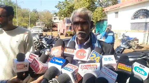 @infovidisha on Instagram: "विदिशा के बायपास रोड स्थित होटल हवेली में चल रहे क्रिसमस के कार्यक्रम में हंगामा ........ बजरंग दल कार्यकर्ताओं ने कार्यक्रम में पहुंचकर कार्यक्रम बंद कराया...... कार्यकर्ताओं का आरोप कि कार्यक्रम की आड़ में धर्म परिवर्तन कराया जा रहा था ...... मौके पर पहुंची पुलिस..... दोनों पक्षों को सिविल लाइन थाने लाया गया ...... कार्यक्रम में शामिल हुए बुजुर्ग ने क्या कहा सुनिए .... #infovidisha #vidisha #bajrangdal #Christmas #christmas2025 धर्मांतरण vidishapolice"