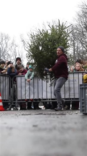 🌲Achtung! Baum im Anflug!🌲 Beim Forchheimer Winterzauber begeisterte auch in diesem Jahr wieder der Christbaumweitwurf. Die schönsten Fotos vom Samstag im Kellerwald findet ihr auf fraenkischertag.de! Video: Michael Gründel | Fränkischer Tag Forchheim