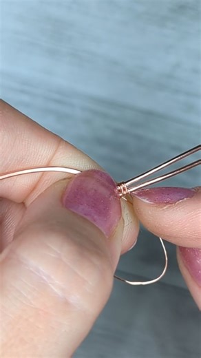 Just wanted to share some wire weaving in real time. It is a slow process but also so relaxing. Do you know what type of pendant I'm making? #wirewrap #wireweaving | OxanaCrafts