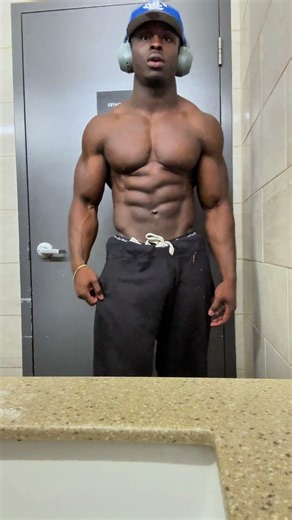 Quick pump check #legday #mensphysique #compprep #weightloss #fitness