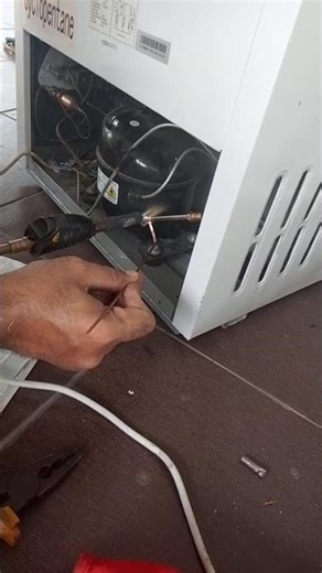 #The freezer compressor ran out of gas, so I'm refilling it now.