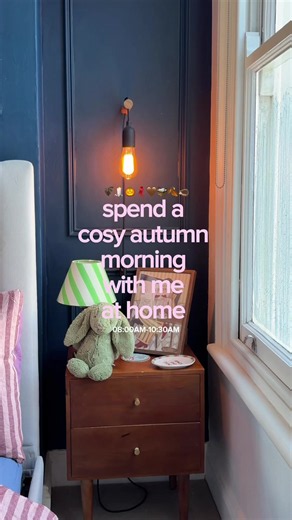 come spend a cosy autumnal morning with me !! 🦇🦔🍂🧺🎃🧣🕯️🤎 ahhhh my flat feels soooo cosy! i love mornings like this! here’s my morning routine: 🛋️ obvs gotta make the bed! loving this @pigletinbed combo & mixing colours 🧣 helllllo cosiest fantasy autumn pjs from @Chelsea Peers 📖 JUST FINISHED HEIR OF FIRE 📝 making it a ritual to journal every morning ☕️ coffeeee time the perf cosy AM routine 🧣🤎🕯️🦇 #morningroutine #autumndecor #flatdecor #dopaminedecor #morninginmylife @Pooky Lighti